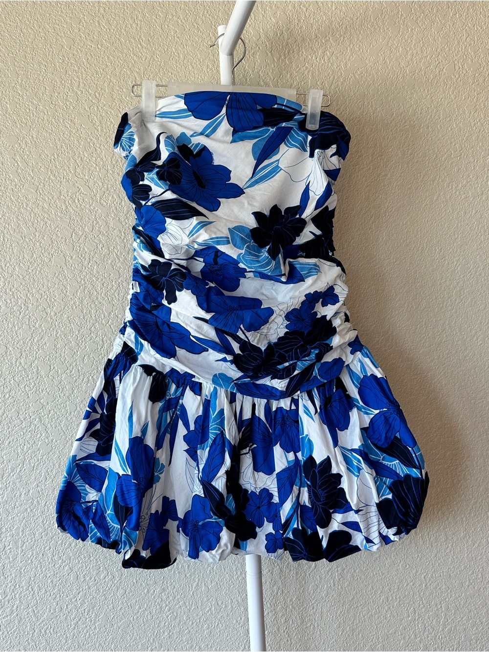 En Crème blue and white strapless open back ruched floral bubble hem dress large